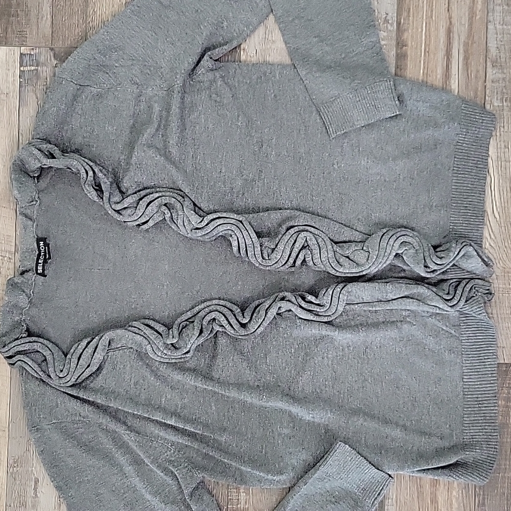 Women's Ruffled Sweater - Picture 2 of 5